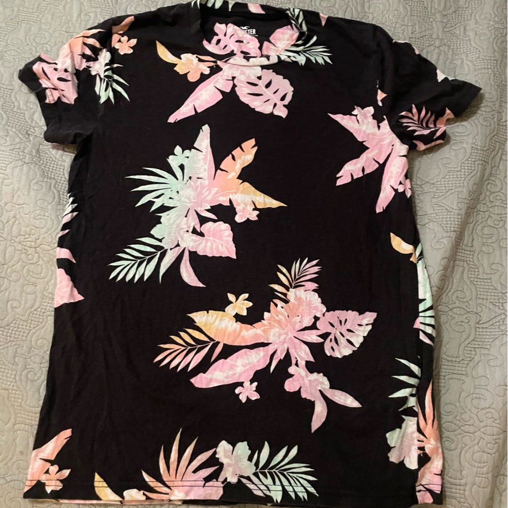 Hollister men’s floral t shirt size S.